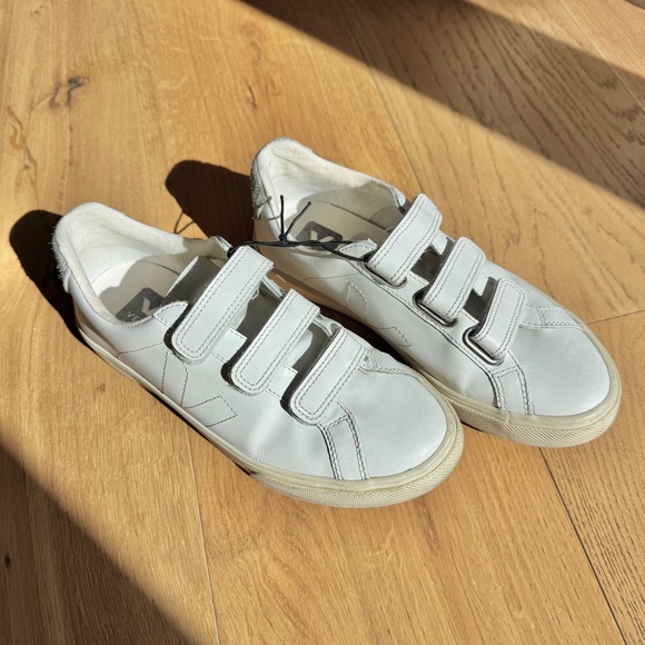 Veja White and Cream Women's Sneakers - Picture 3 of 11